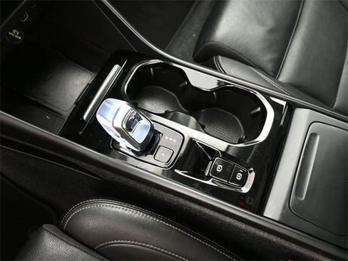 Used 2024 Volvo XC40 B5 Plus image 24