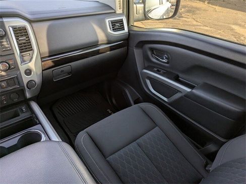 Used 2018 Nissan Titan SV w/ SV Convenience Package image 18