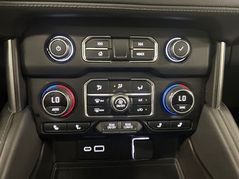 Used 2021 Chevrolet Tahoe Z71 w/ Luxury Package AWD/4WD image 17