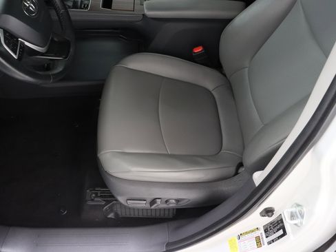 Used 2021 Toyota Sienna XLE FWD image 15