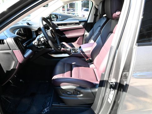 Used 2025 Porsche Cayenne S AWD/4WD image 17