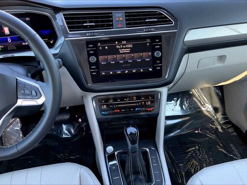 Used 2022 Volkswagen Tiguan SE image 11