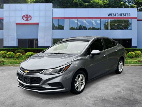 Used 2018 Chevrolet Cruze LT w/ Convenience Package FWD image 4