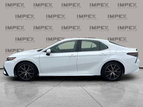 Used 2024 Toyota Camry SE image 2