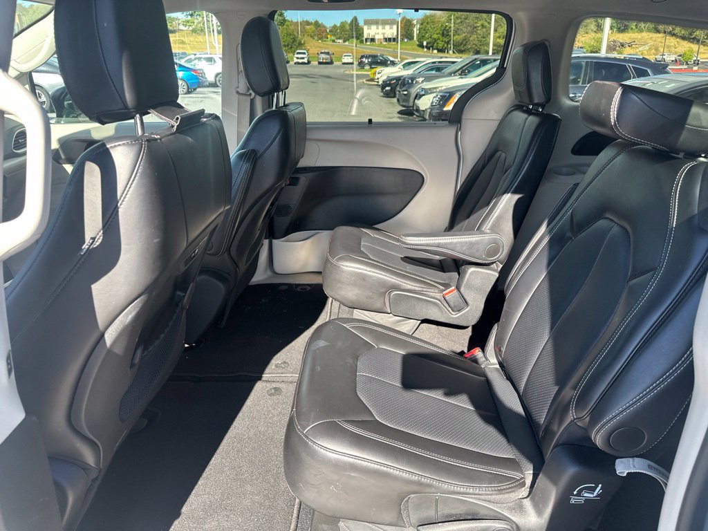 Used 2024 Chrysler Pacifica Touring-L FWD image 16