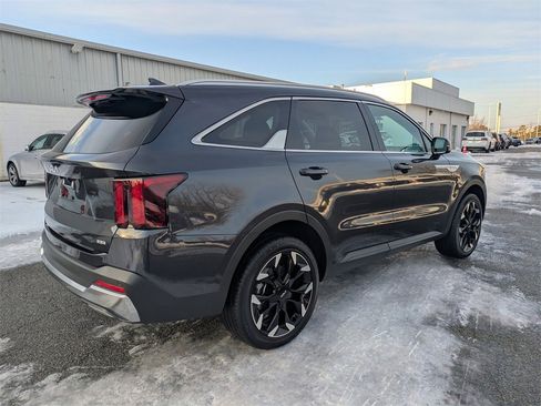 Used 2025 Kia Sorento EX image 4
