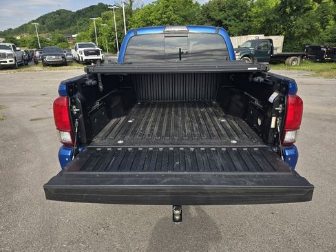 Used 2017 Toyota Tacoma TRD Sport w/ Premium & Technology Package AWD/4WD image 13