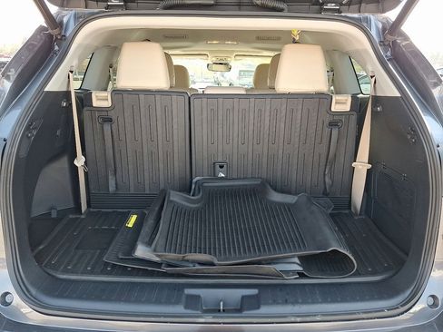 Used 2021 Toyota Highlander XLE image 28