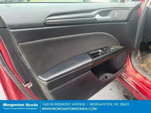 Used 2018 Ford Fusion SE FWD image 12