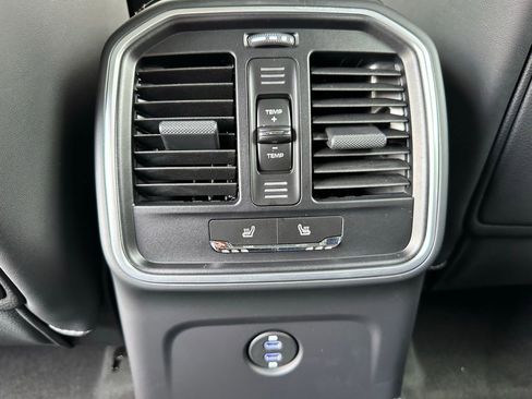 Used 2025 Porsche Macan image 32