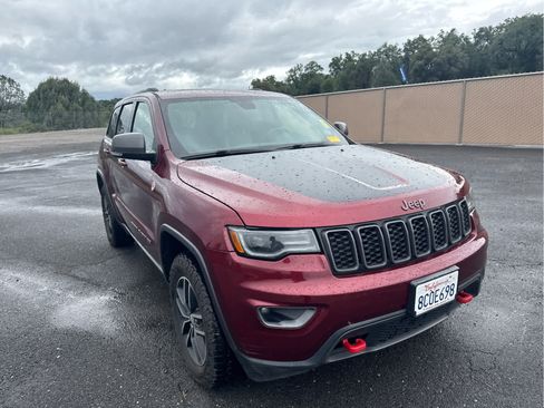 Used 2018 Jeep Grand Cherokee Trailhawk w/ Trailhawk Luxury Group AWD/4WD image 3