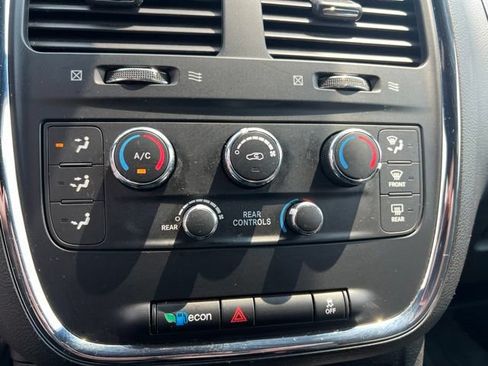 Used 2018 Dodge Grand Caravan SE FWD image 21