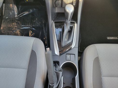 Used 2018 Toyota Corolla LE image 28