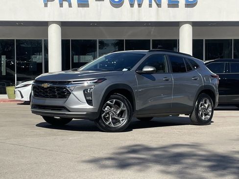 Used 2025 Chevrolet Trax LT image 1