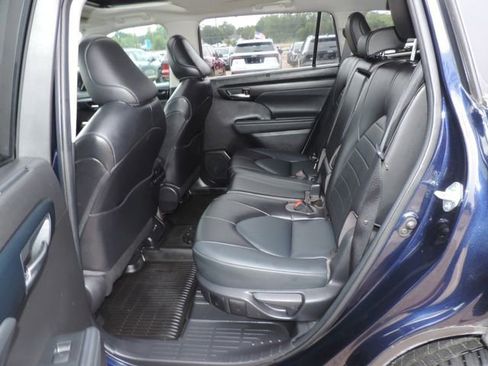 Used 2022 Toyota Highlander XLE image 21