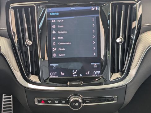 Used 2022 Volvo S60 T8 R-Design image 26