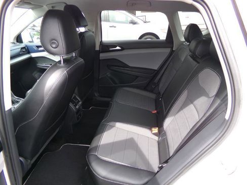 Used 2023 Volkswagen Taos SE AWD/4WD image 34