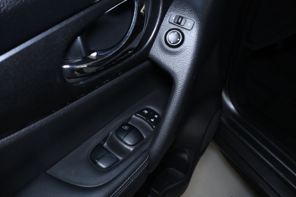 Used 2019 Nissan Rogue SV AWD/4WD image 13