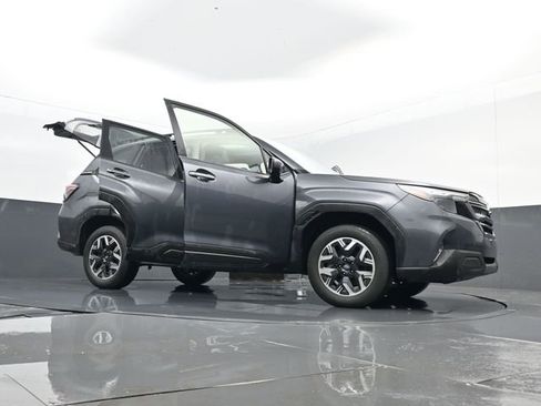 Used 2025 Subaru Forester Premium image 32