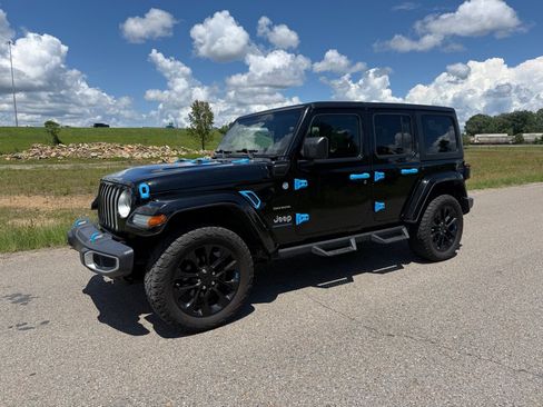 Used 2023 Jeep Wrangler Unlimited Sahara AWD/4WD image 1