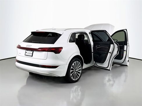 Used 2019 Audi e-tron Prestige w/ Prestige Package image 28