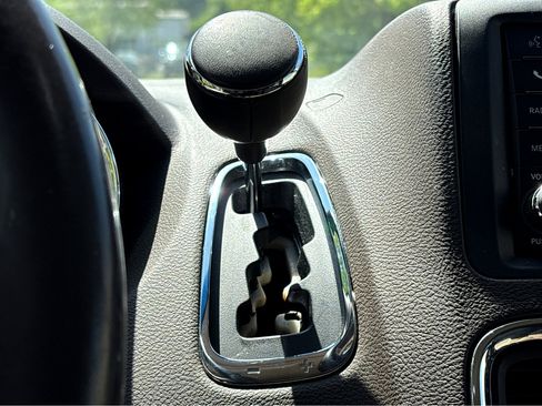 Used 2015 Chrysler Town & Country Touring w/ Driver Convenience Group FWD image 15