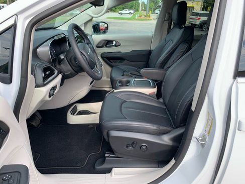 Used 2024 Chrysler Pacifica Touring-L image 19