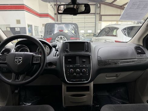 Used 2018 Dodge Grand Caravan SE FWD image 18