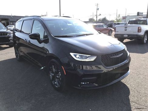 Used 2025 Chrysler Pacifica Limited FWD image 7