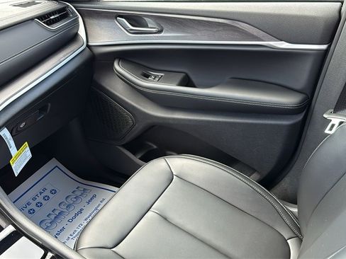 New 2025 Jeep Grand Cherokee Limited image 14