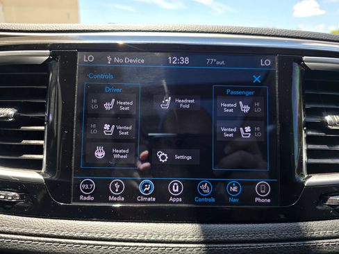 Used 2018 Chrysler Pacifica Limited FWD image 37