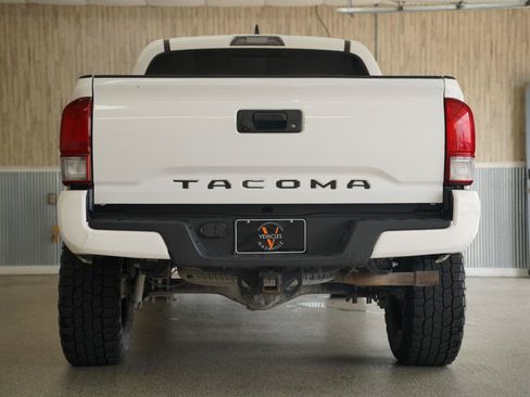 Used 2017 Toyota Tacoma TRD Sport w/ Tow Package (A/T) AWD/4WD image 9