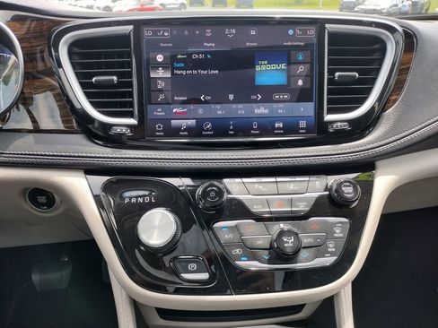 Used 2023 Chrysler Pacifica Limited FWD image 28