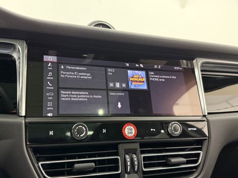 Certified 2025 Porsche Macan image 41