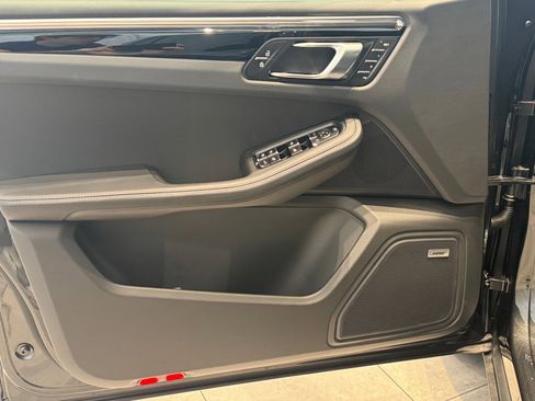 Used 2025 Porsche Macan image 13