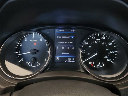 Used 2018 Nissan Rogue SV w/ Premium Package FWD image 15
