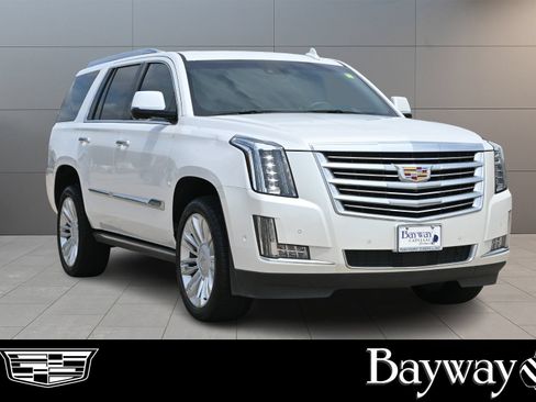 Used 2017 Cadillac Escalade Platinum RWD image 4
