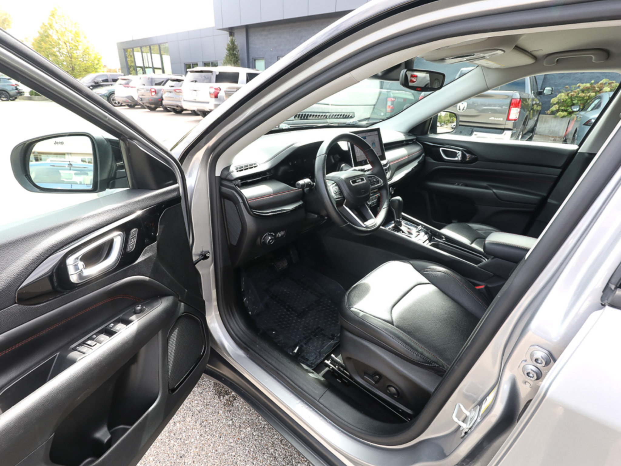 Used 2022 Jeep Compass Trailhawk w/ Trailhawk Elite Group AWD/4WD image 11