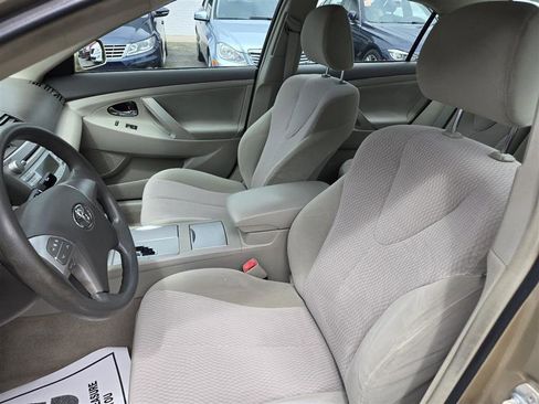 Used 2010 Toyota Camry LE image 30