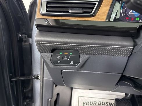 Used 2025 Volkswagen Atlas SE image 30