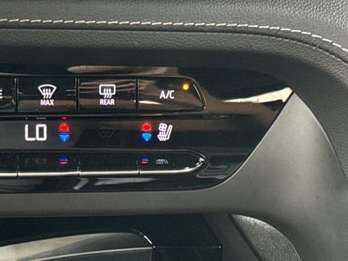 Used 2023 Buick Envision Avenir AWD/4WD image 23
