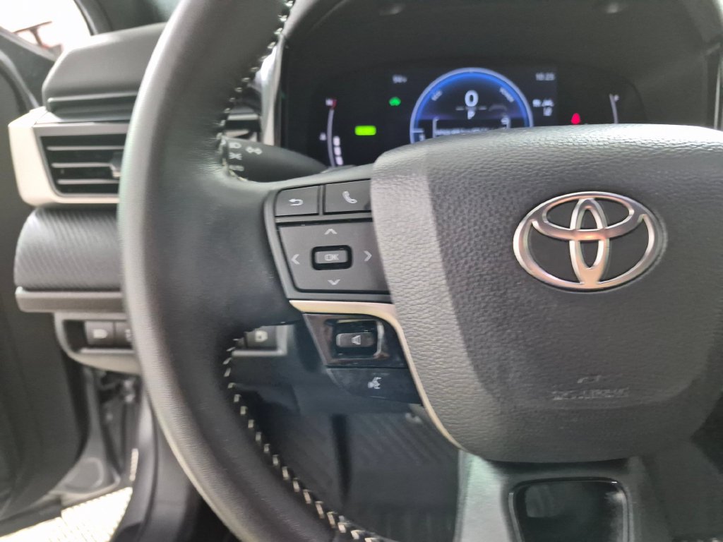 Used 2025 Toyota Camry SE w/ Convenience Package FWD image 14