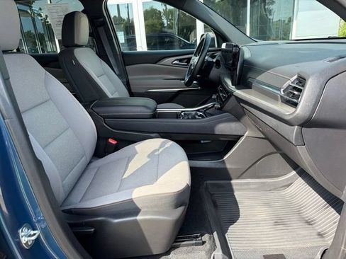 Used 2025 Chevrolet Traverse LT w/ Driver Confidence Package FWD image 16