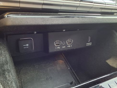 Used 2022 Jeep Wagoneer Series III w/ Premium Group I AWD/4WD image 7