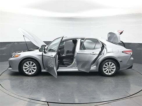 Used 2020 Toyota Camry LE image 41