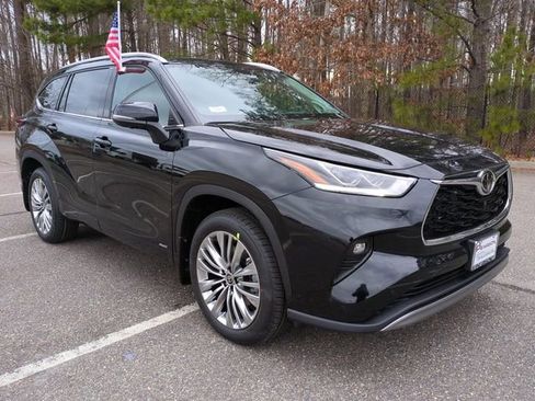 New 2026 Toyota Highlander Platinum image 2