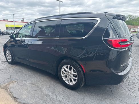 Used 2022 Chrysler Pacifica Touring-L image 3