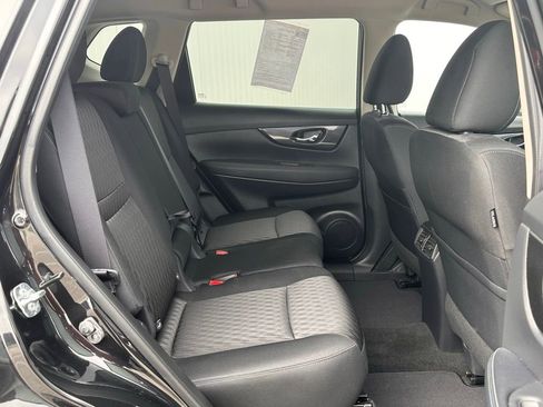 Used 2018 Nissan Rogue SV w/ Premium Package FWD image 18