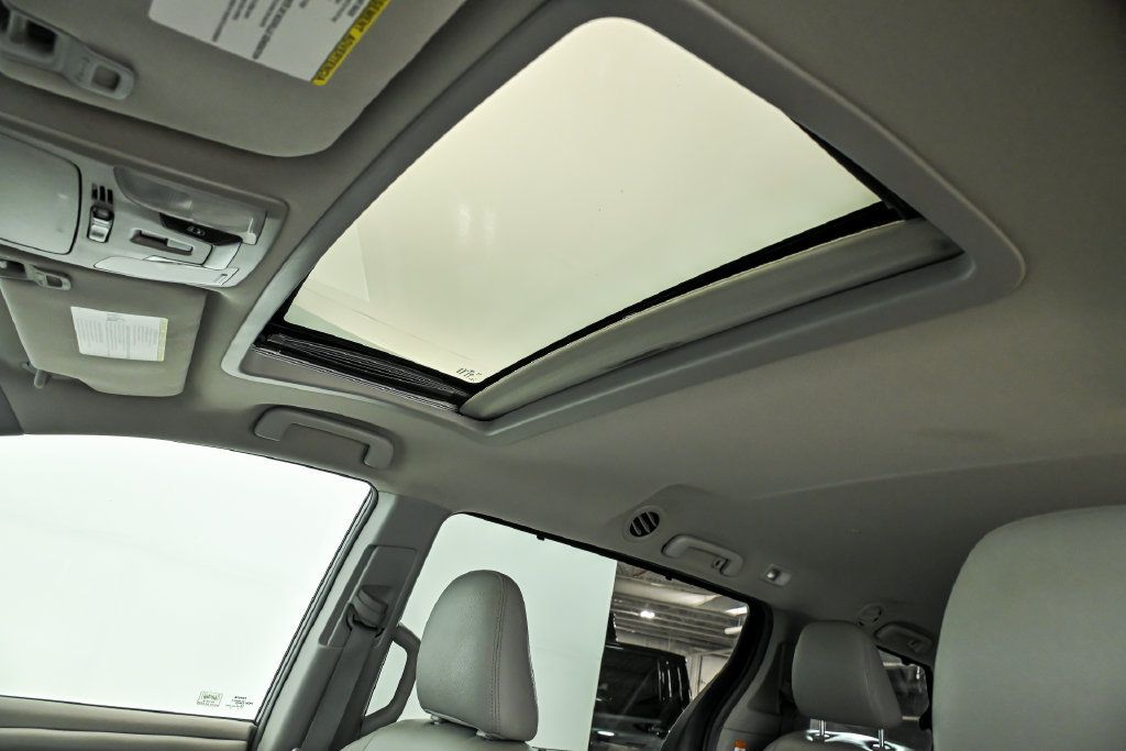 Used 2015 Toyota Sienna XLE FWD image 14