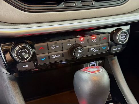 Used 2025 Jeep Compass Limited image 18